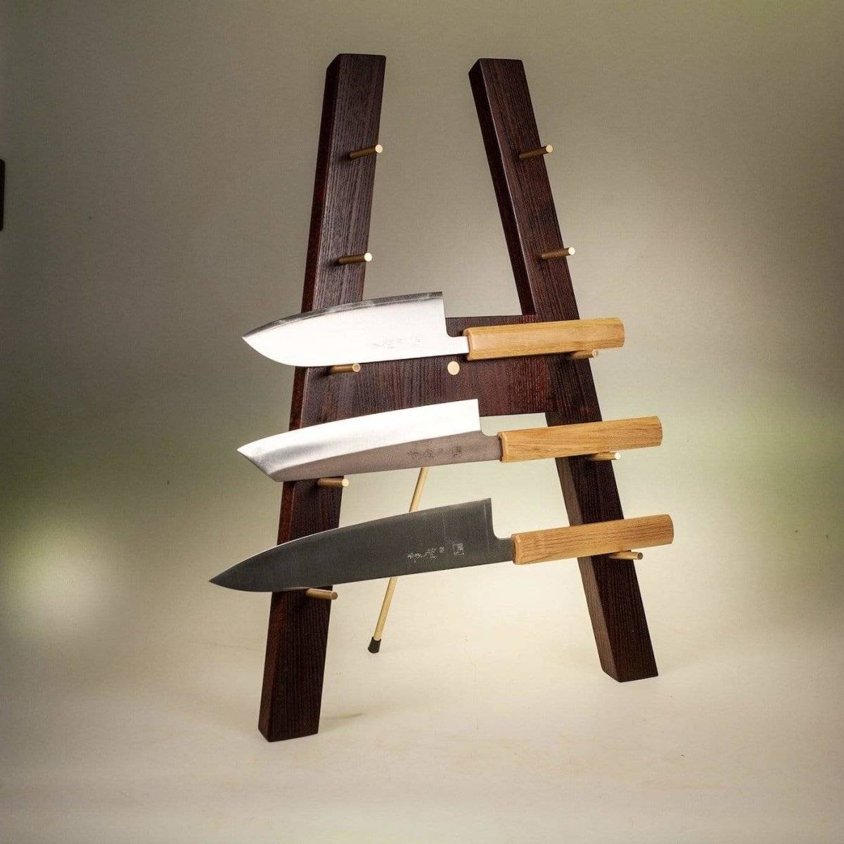 Katana – knife holder without magnets. Holds from 4 to 8 knives. In several designs and wood species - 7 knives / Compact (6 cm spacing) / Walnut