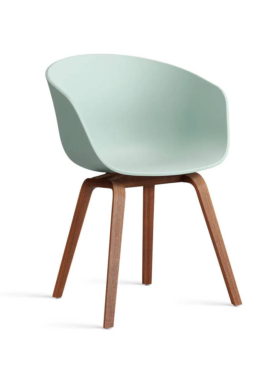 About a Chair AAC22 fra Hay Dusty Mint / Lakeret valnød - Jacobsen Plus
