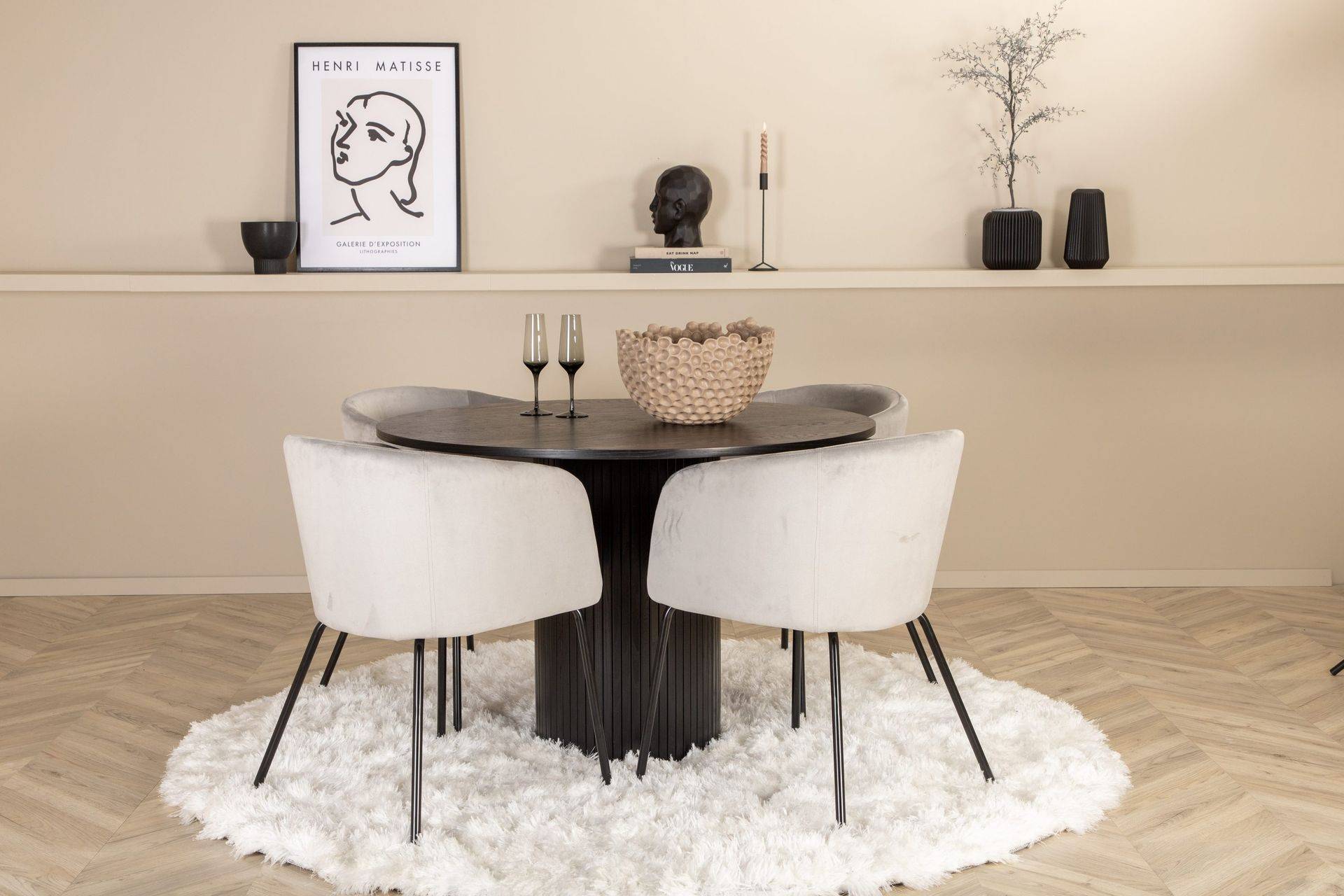 Bianca runt matbord med 4st Berit matstol - Matgrupp Svart Venture Home