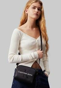 SCULPTED CAMERA BAG MONO - Axelremsväska - fashion black
