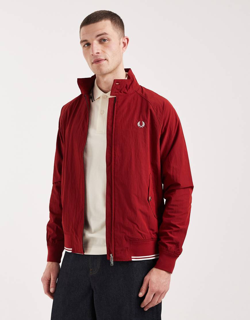 Fred Perry – Röd, krinklad harrington-jacka med logga