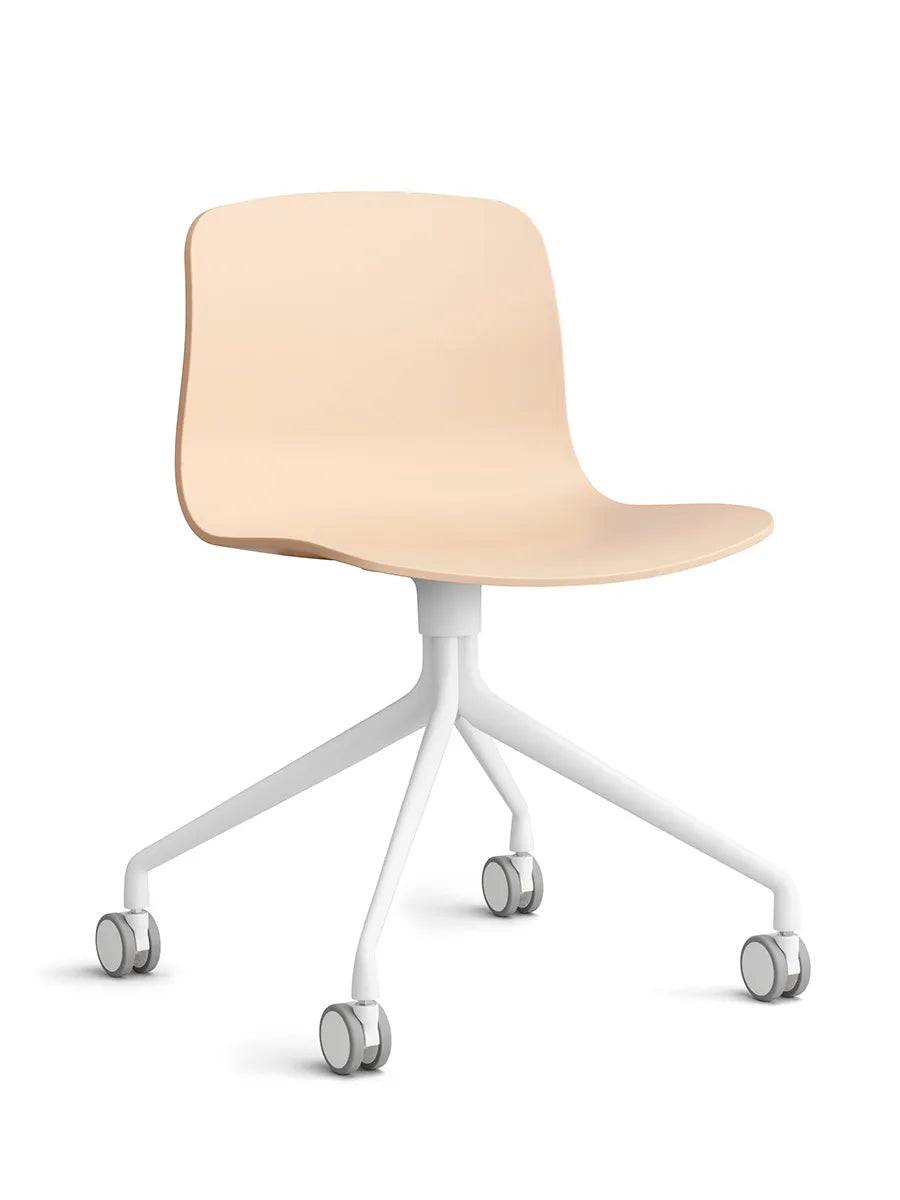 About a Chair AAC14 fra Hay Pale Peach / Hvid pulverlakeret aluminium - Jacobsen Plus