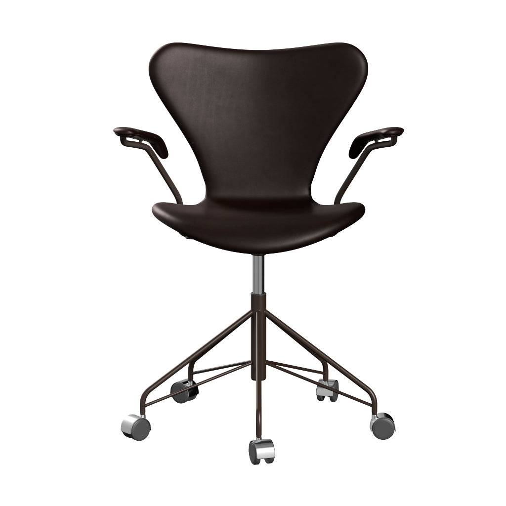 Fritz Hansen - 3217 kontorstol med armlæn, fuldpolstret i Grace læder Mørk brun læder - Brown Bronze stel - Jacobsen Plus