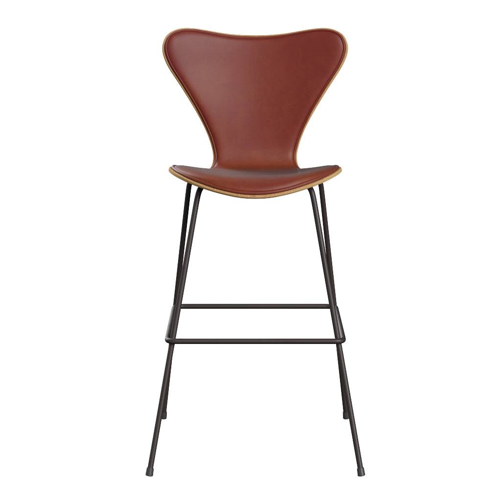 Fritz Hansen - 3197 høj barstol, naturfiner og forsidepolstret i Grace læder Eg - Kastanjebrun læder - Warm Graphite stel - Jacobsen Plus