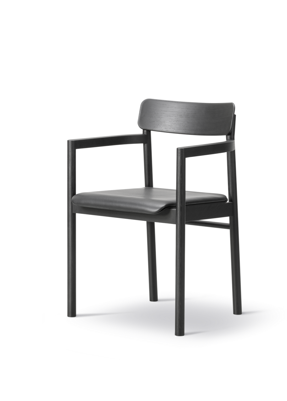 Post Spisebordsstol sortlakeret eg, sædepolstret omni 301 sort læder fra Fredericia Furniture - Jacobsen Plus