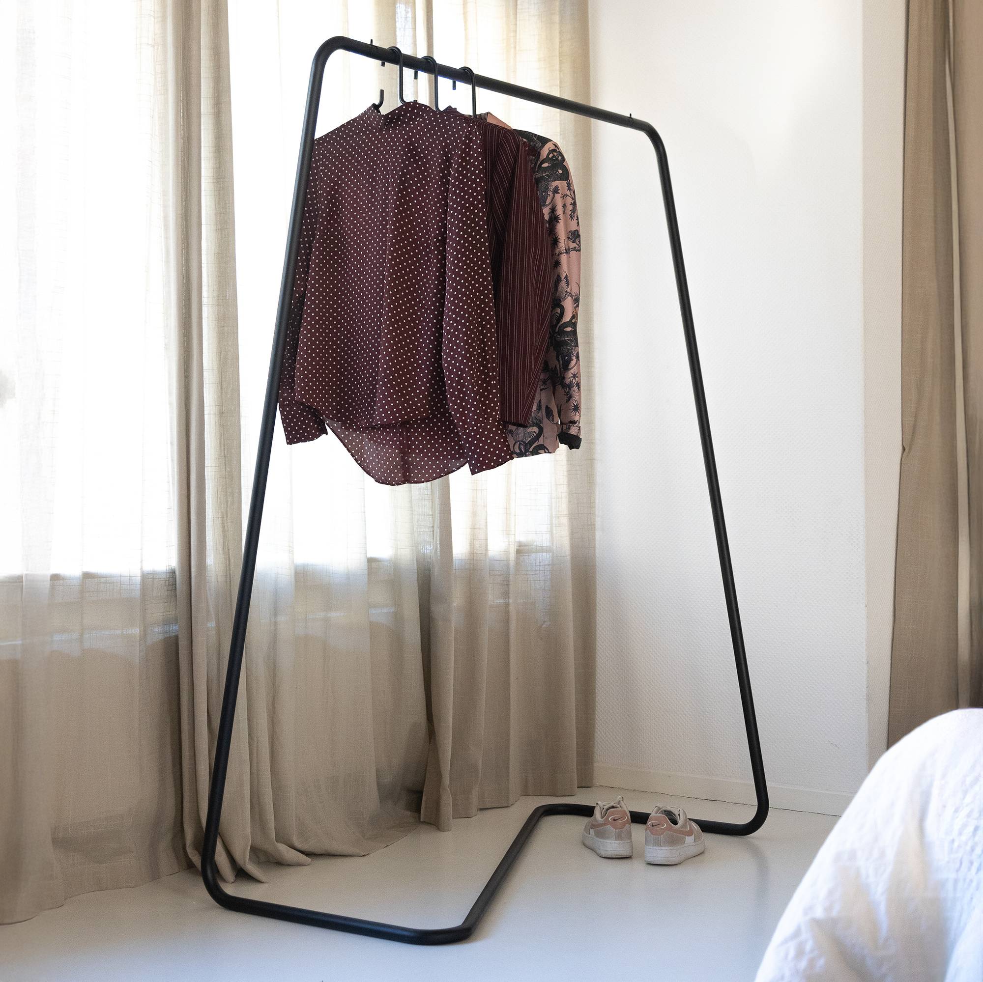Hang-On - Tøjstativ i sort metal