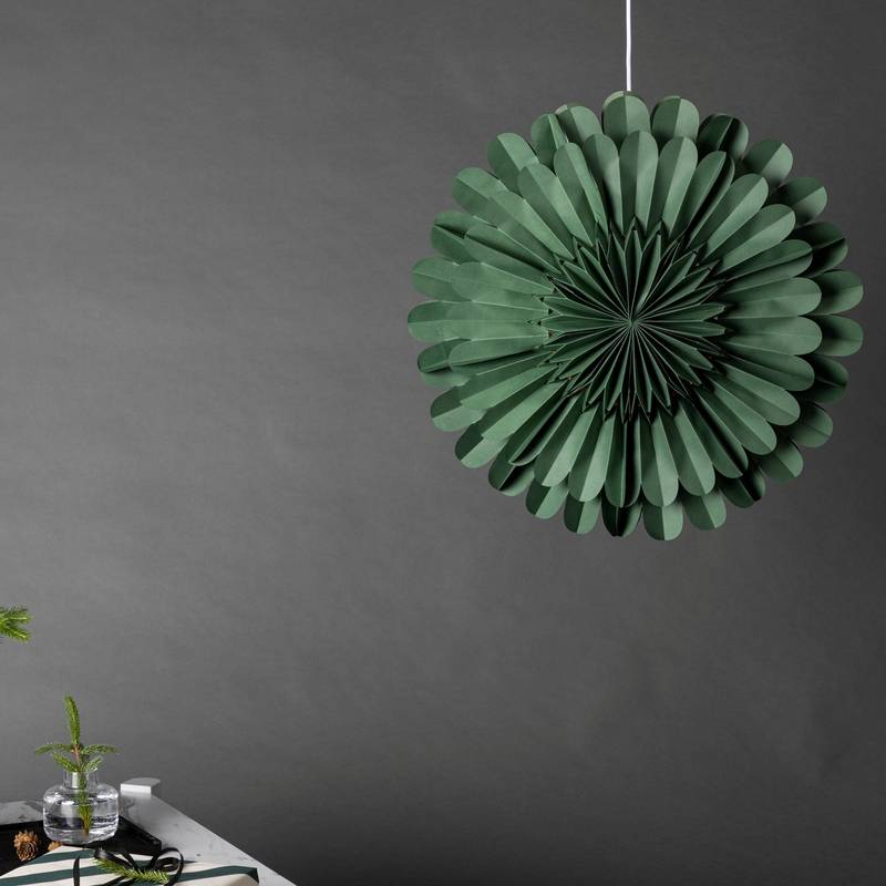 Juvela - Loftlampe i grøn foldet papir, diameter 60 cm.