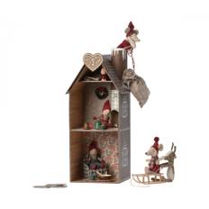 Maileg - Gingerbread house, Mouse - Tillbehör till dockor - Mouse - H45 x W17,5 x D16 cm