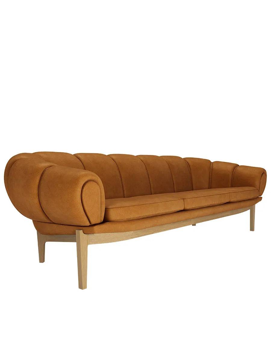 Croissant Sofa 3-seater, leather fra GUBI Prisgruppe 3 / Massiv olieret egetræ - Jacobsen Plus