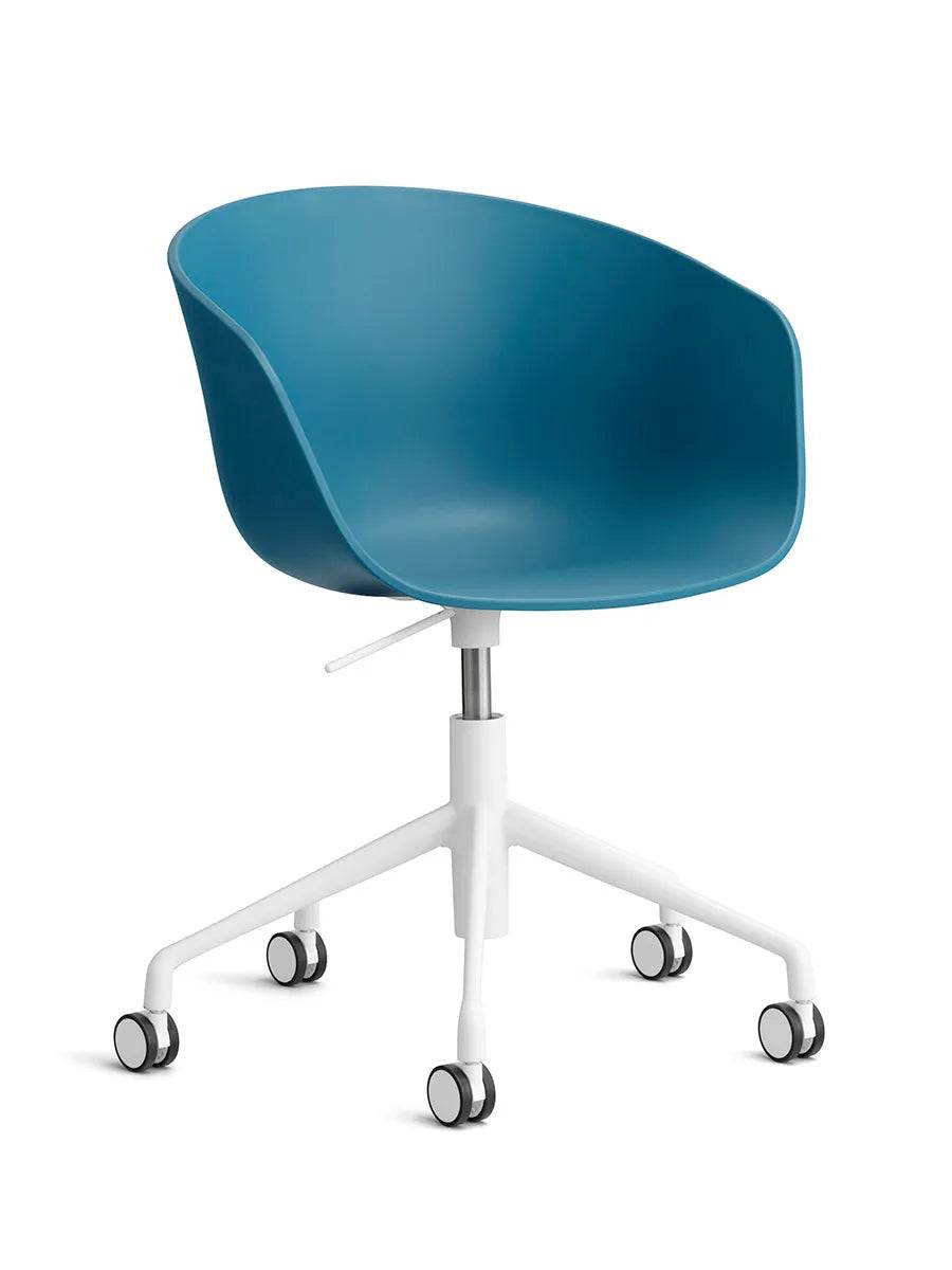 About a Chair AAC52 fra Hay Azure Blue / Hvid pulverlakeret aluminium - Jacobsen Plus