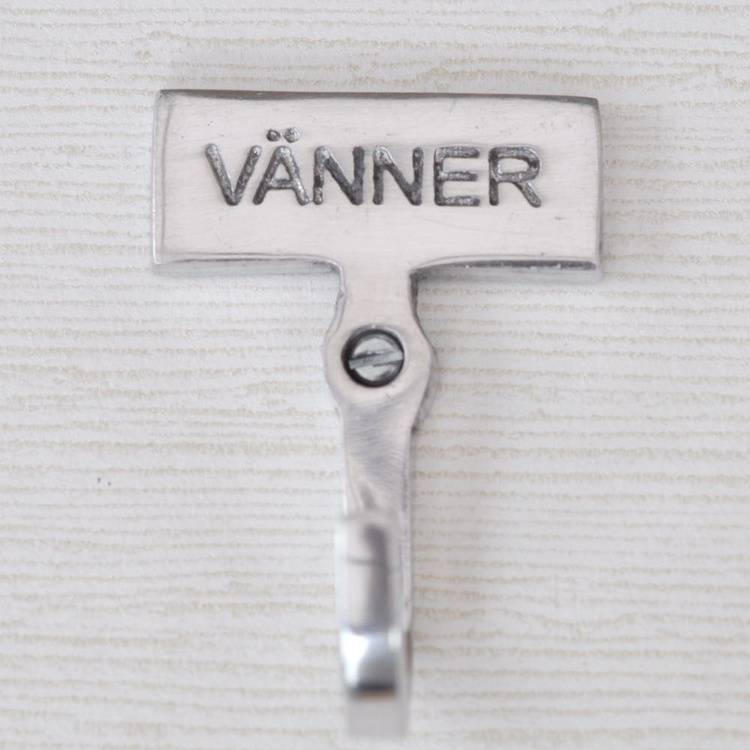 Badrumskrok i blank metall, Vänner