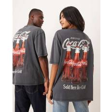 ASOS DESIGN Unisex - Oversized T-shirt i forvasket sort med firkantet pasform og Coca Cola-print