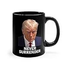 Brian Bula Trump mugg Shot Never Surrender kaffemugg svart officiell Mugshot