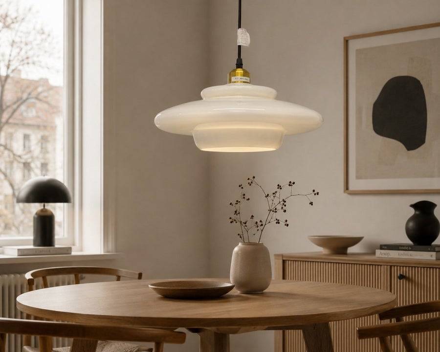 Space Age pendel i opalglas – 70-talsinspirerad design