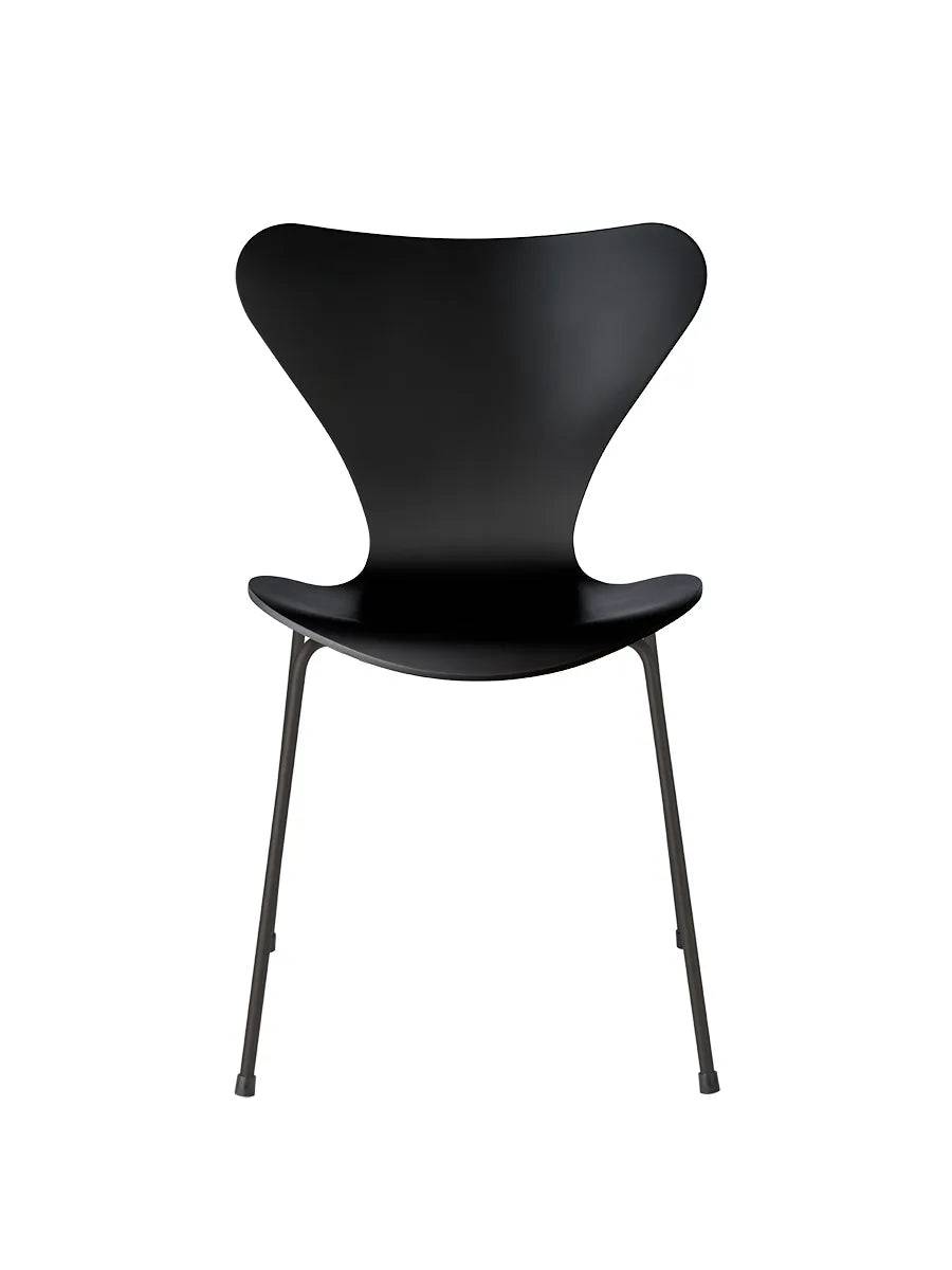 3107 Serie 7 stol lakeret af Arne Jacobsen Sort / Warm Graphite - Jacobsen Plus