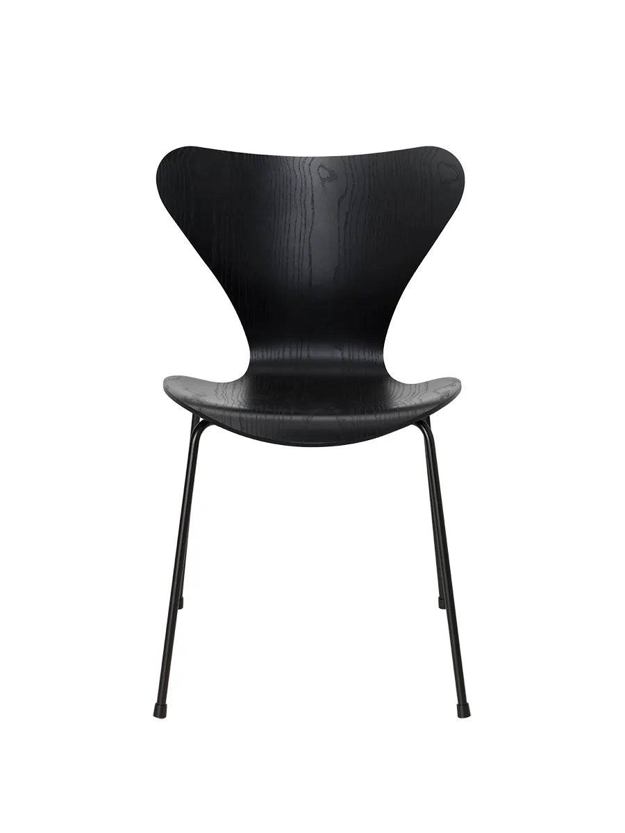 3107 Serie 7 stol i farvet ask af Arne Jacobsen Sort / Sort - Jacobsen Plus