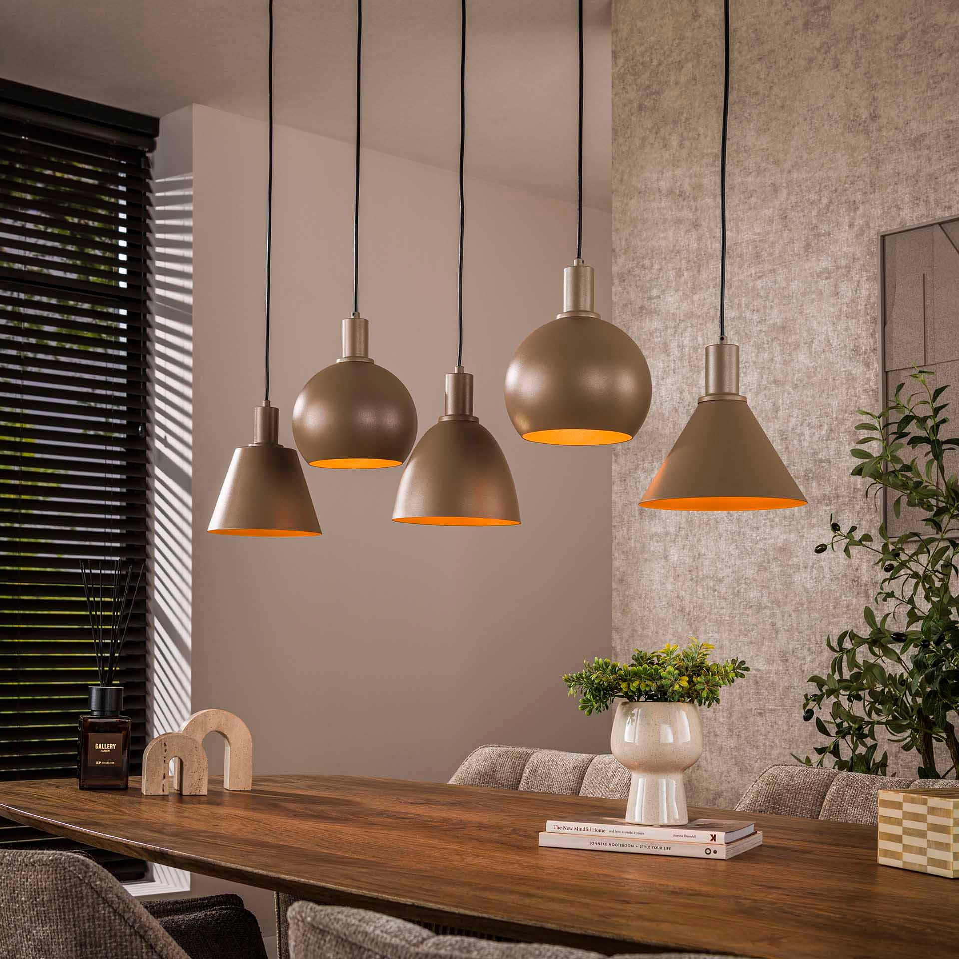 Itica - Loftlampe med fem forskellig formede lampeskærme i beige metal Levering uden pære
