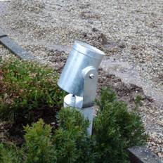 Hans spot LED David superlight - Varm galvaniseret/135° / 2700K / Mastebeslag sidemonteret inkl. 80 cm Ø 6 cm jernstolpe/galvaniseret