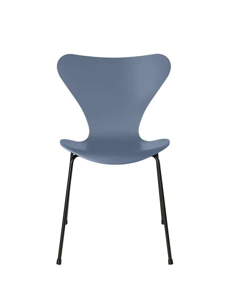 3107 Serie 7 stol lakeret af Arne Jacobsen Dusk Blue / Sort - Jacobsen Plus