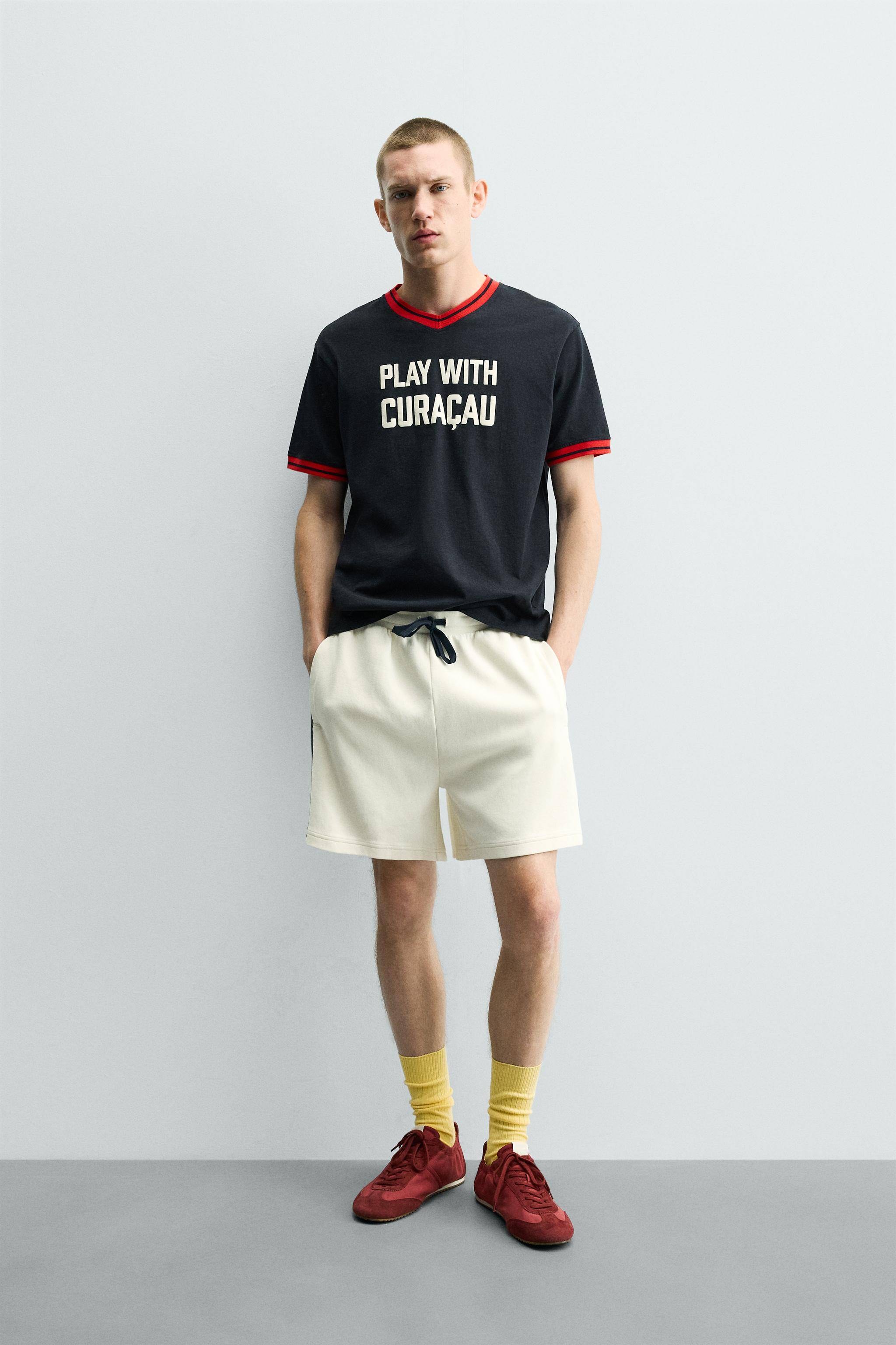 T-SHIRT MED KONTRAST TEKSTPRINT