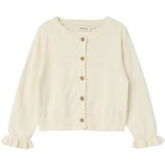Lil' Atelier Nmffauci FIA LS Short Knitcard LIL Str 104 - Coconut Milk Cardigans hos Magasin