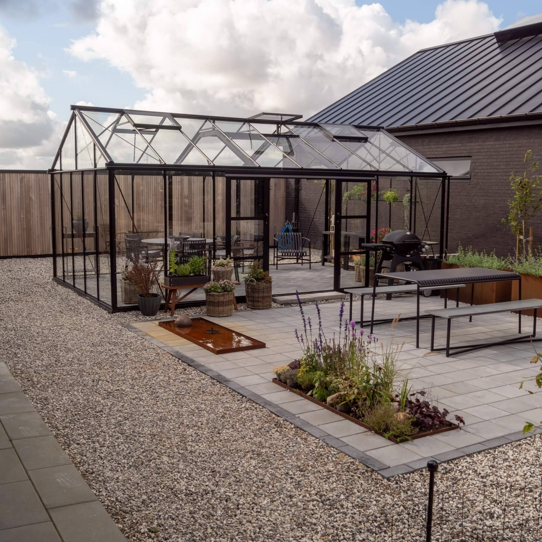 Drivhus Royale Plus 21 m² - Ral 9005 sort / Sider: 4mm hærdet glas. tag: 10mm poly / Dobbelt hængslet stalddøre