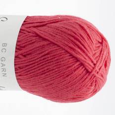 BC Garn Summer in Kashmir GOTS 09 Murstensrød Indhold: 90% Bomuld, 10% Cashmere Vægt/længde: 50 g = ca. 165 meter Anbefalede Pinde: 2.5-3.5 mm Strikkefasthed: 10x10 cm = 24 m x 32 p Vask: Håndvask / Tåler ikke tørretumbling.