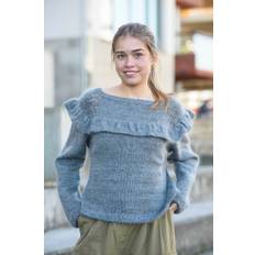 2118 Naia bluse DOWNLOAD OPSKRIFTEN HER Strikket sweater med flæse i Mayflower Amadora og Mayflower Super Kid Silk. Pinde lægges i kurven separat. Se alle Mayflower-opskrifter her. Se alle dameopskrifter her. Se alle strikkeopskrifter her.