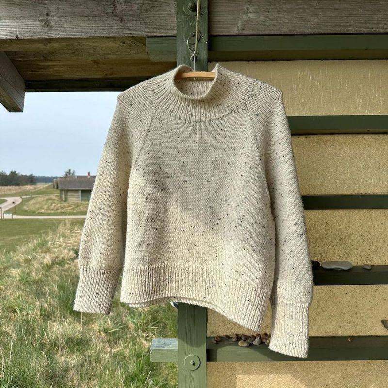 Strikkekit Louvre Sweater fra PetiteKnit i Peer Gynt garn - M: 14 nøgler garn