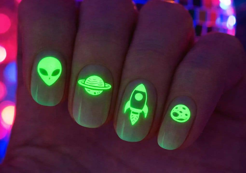 Bestel glow in the dark-Nail stickers met leuke ontwerpen met een ruimtethema!