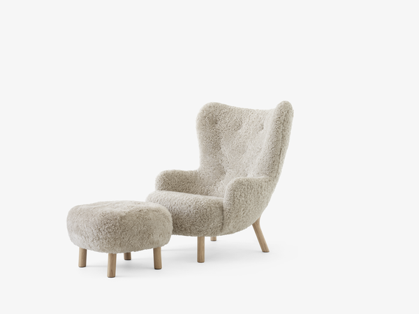 Petra VB3 inkl. Skammel, sheepskin moonlight fra &Tradition Eg - Jacobsen Plus