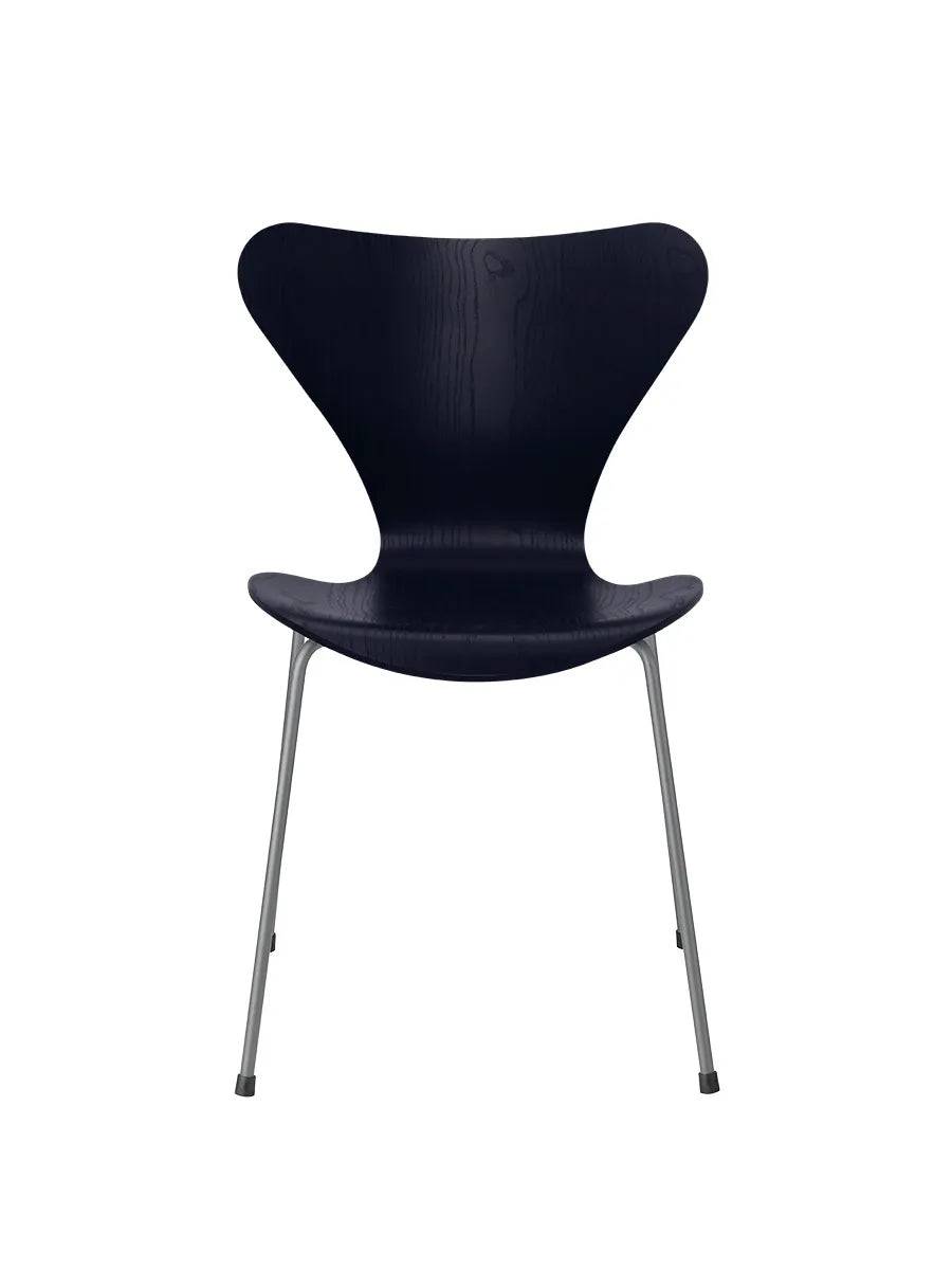 3107 Serie 7 stol i farvet ask af Arne Jacobsen Midnight Blue / Silver Grey - Jacobsen Plus
