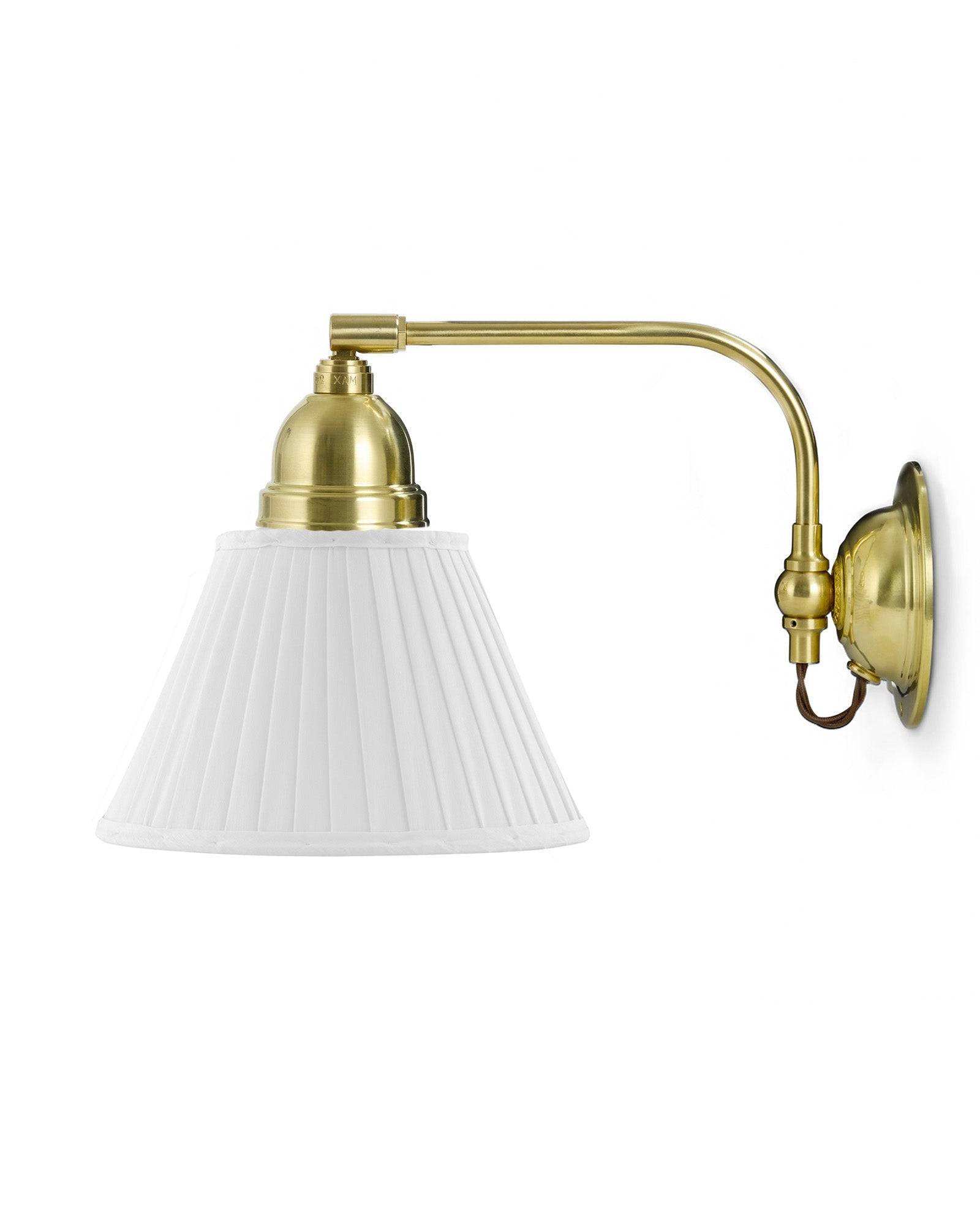 Vägglampa - Gripenberg mässing, vit tygskärm, brun