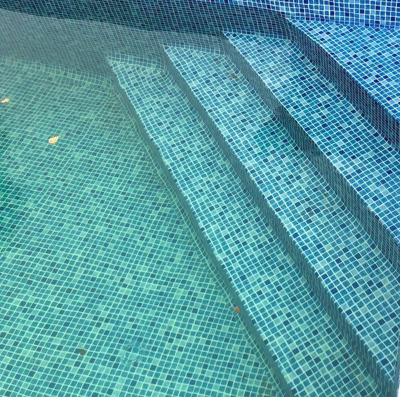 Magnelis hjørnetrappe til nedgravet pool