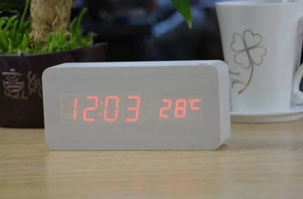LED vækkeur i træ-design. Hvid..