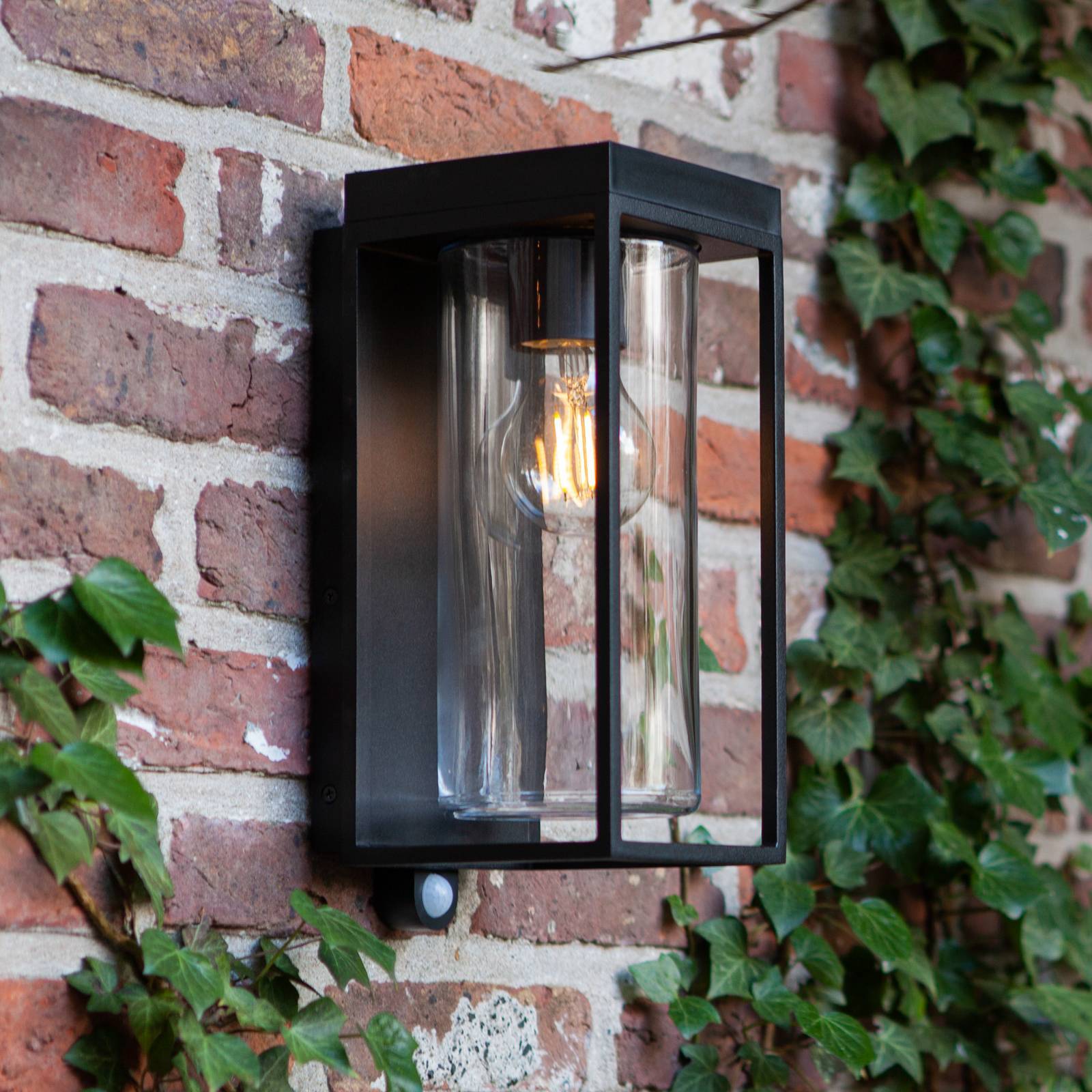 LUTEC Solcellsdriven utomhusvägglampa FLAIR, svart, 29 cm, sensor, IP44 FLAIR, Svart, Aluminium / grå / zink, Modern, Utomhusvägglampa