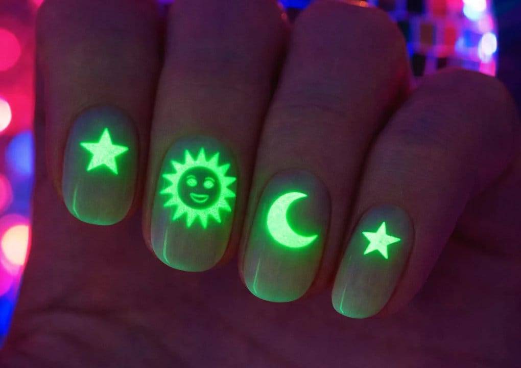 Bestel glow in the dark-Nail stickers met hemelse ontwerpen!