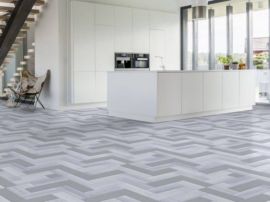 Vinyl - Lysegrå mønster med træ og fliser - 300 cm. (+/- 1 %)