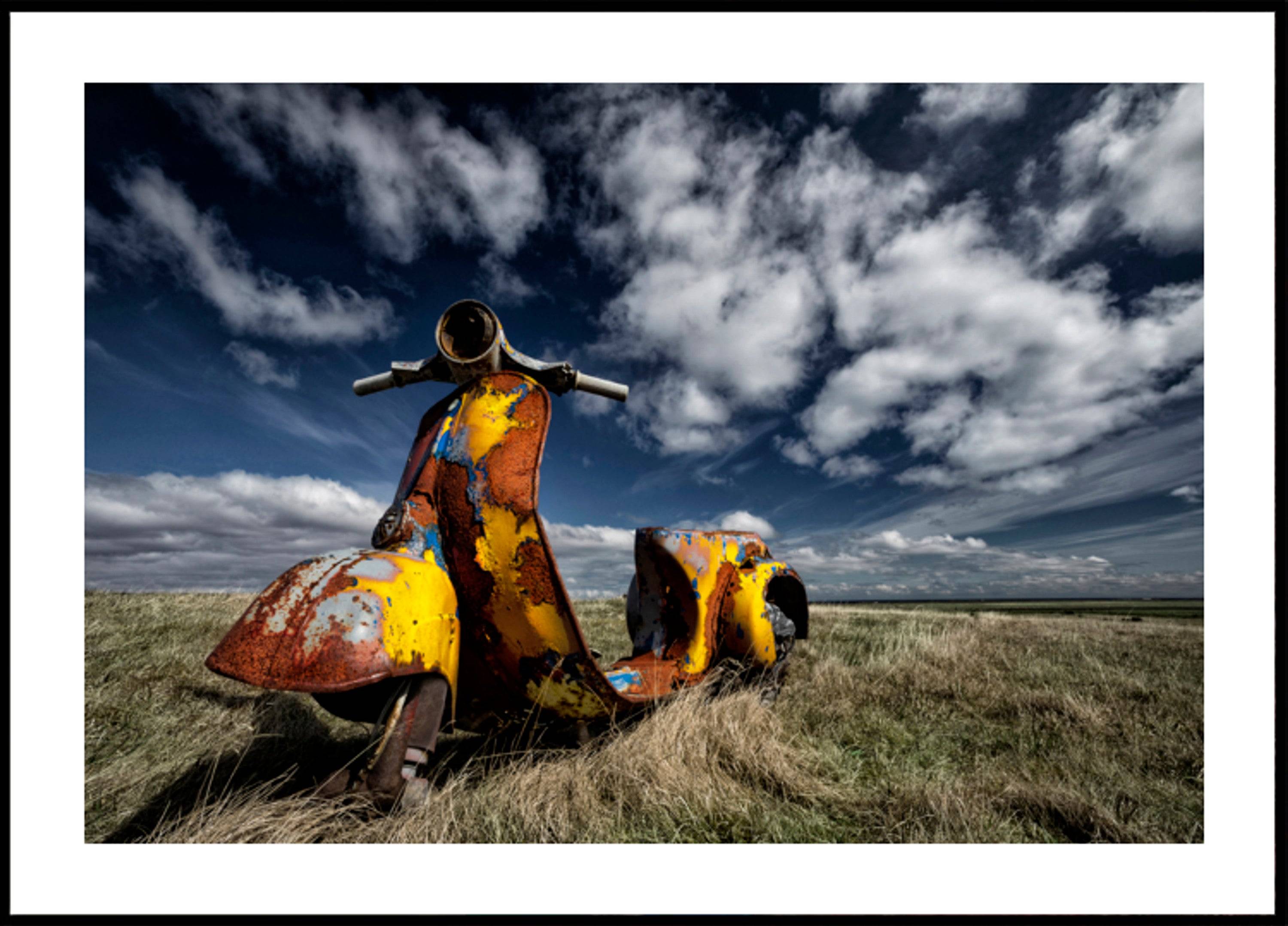 Rusted Vespa Field (30x40) - Plakater > Usorterede værker