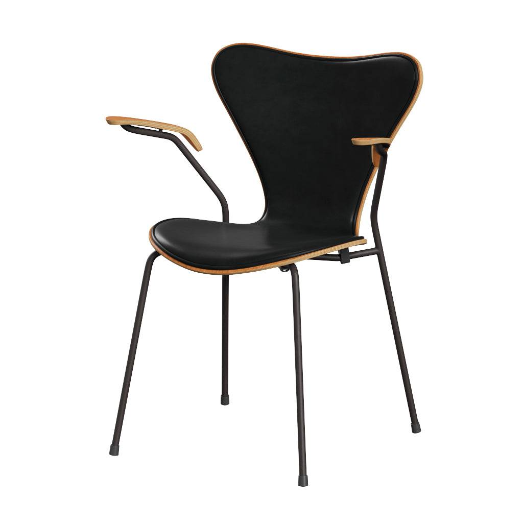 Fritz Hansen - 3207 stol med armlæn, naturfiner og forsidepolstret i Grace læder Kirsebær - Sort læder - Warm Graphite stel - Jacobsen Plus