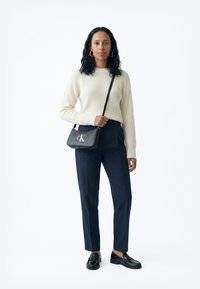 BOLD MINI BAG - Axelremsväska - black/white