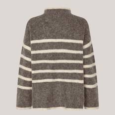 Ovalis Knit T-Neck, strik i muse brun med striber