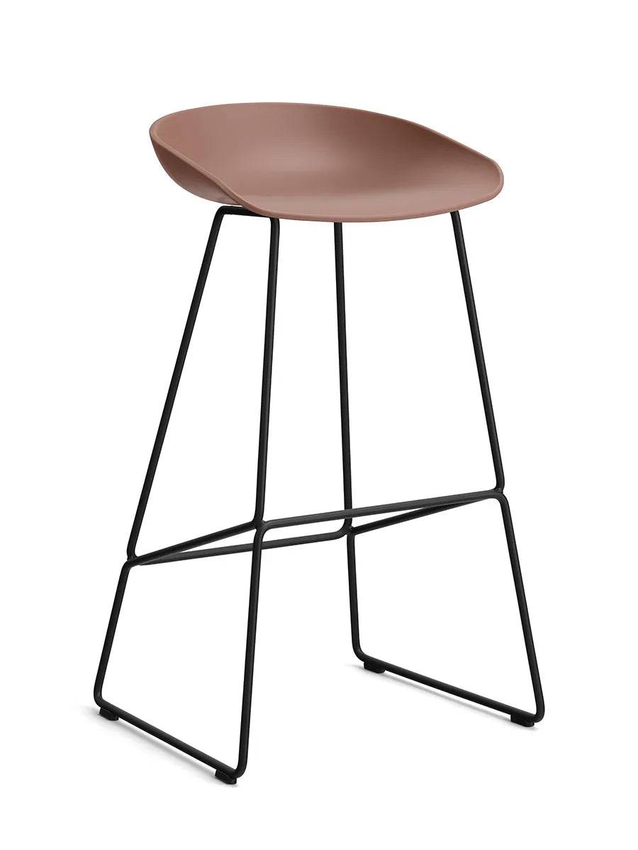About a Stool AAS38 fra Hay Høj - B 50 x D 48 x H 75-86 cm / Soft Brick / Sort pulverlakeret stål - Jacobsen Plus