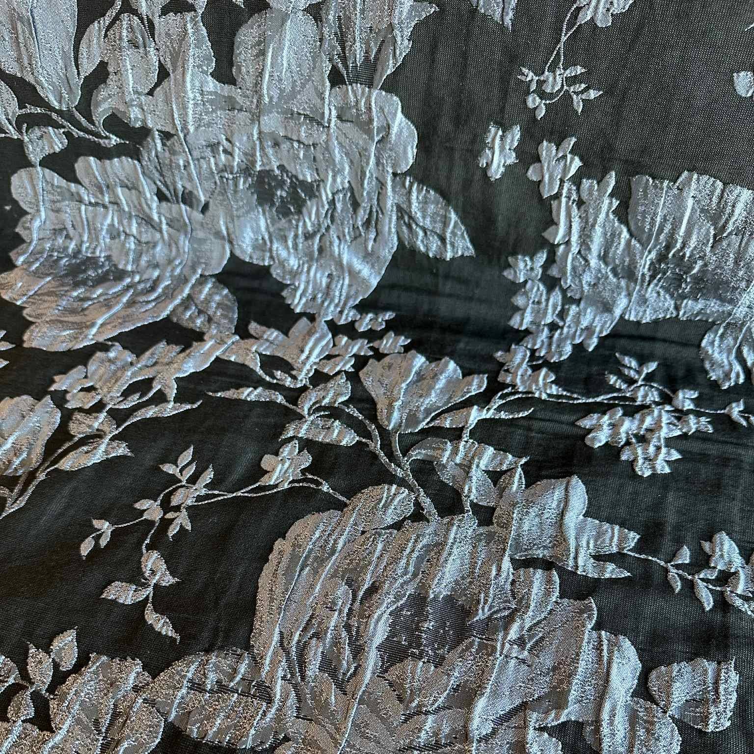 Fast Jacquard M/store Blomster, sort/grå.