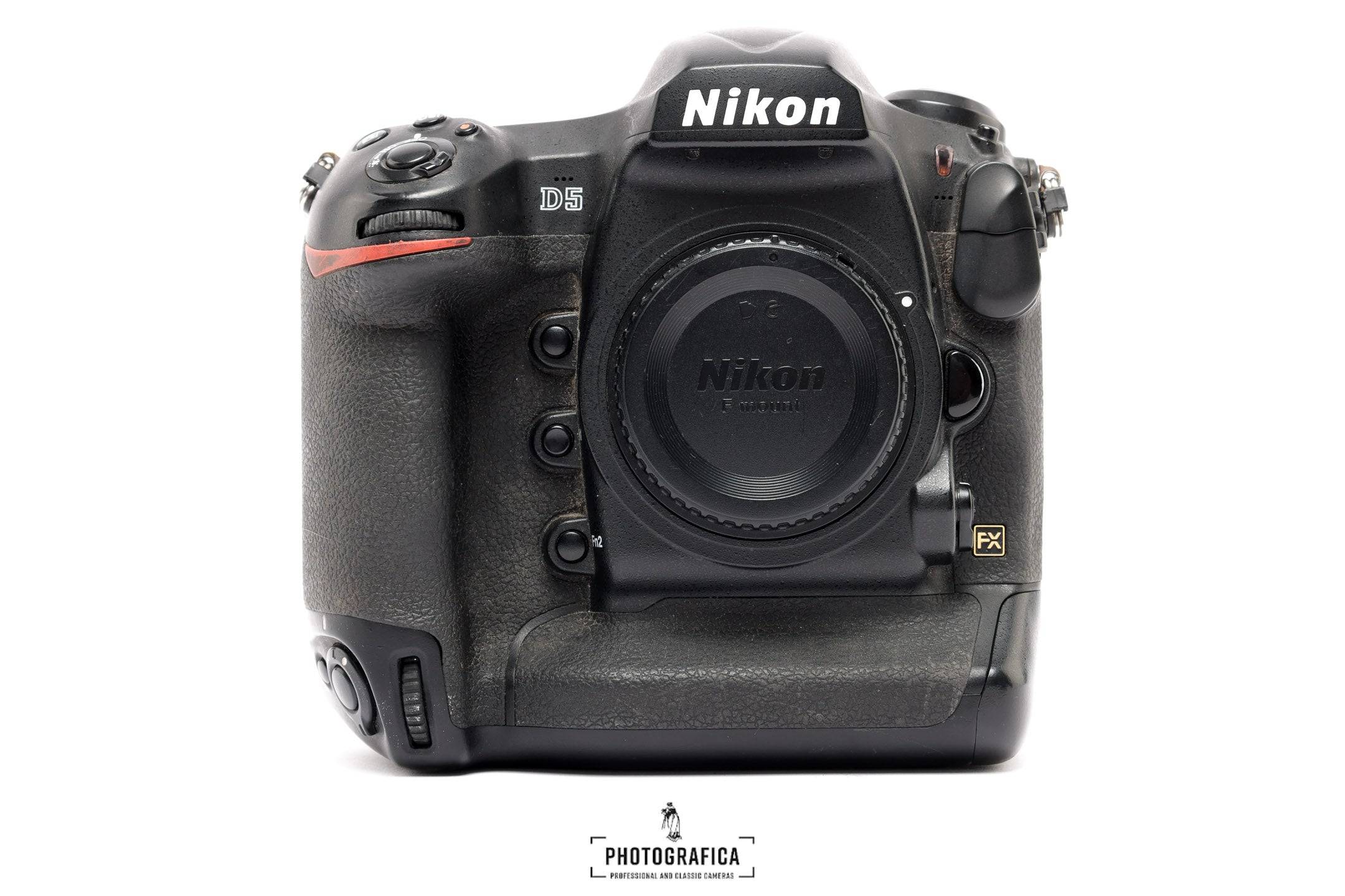 NIKON D5 inkl. XQD 64GB & XQD READER (462.607 exp.)
