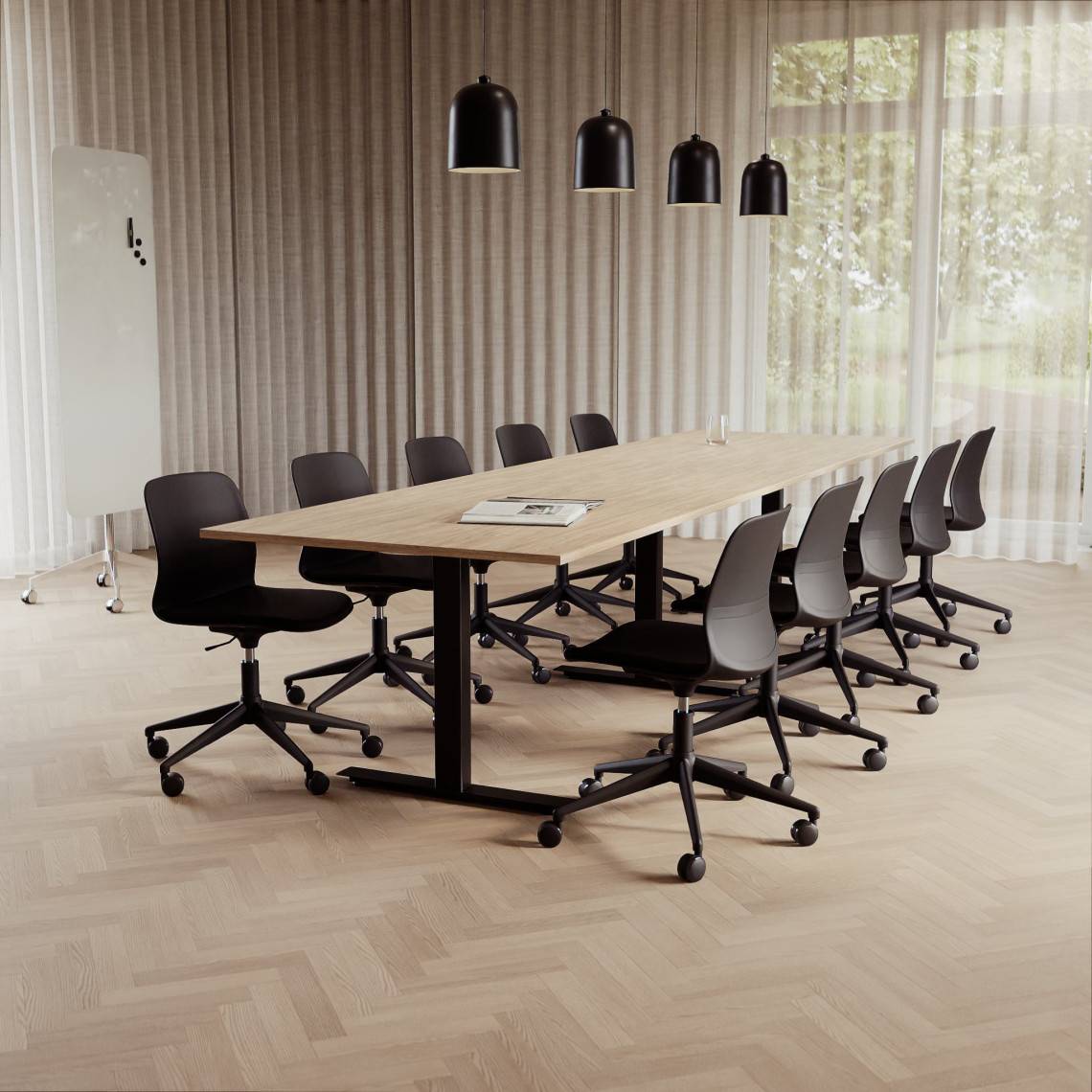 Konferencesæt Modul + Ergo 006C, Størrelse 10 pladser (360 cm), Bordplade Eg, Understel Sort, Stol Sort.