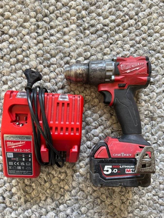 Milwaukee M18 onedd2 FUEL borrskruvdragare med laddare och batteri