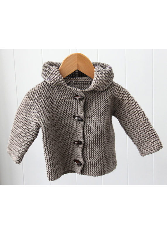 Hættejakke - Baby (3-6 mdr.) DOWNLOAD OPSKRIFTEN HER Hættejakke strikket i Cosy fra Go Handmade. Størrelse 3 - 6 måneder. Pinde og tilbehør lægges i kurven separat. Se alle opskrifter fra Go Handmade her. ..