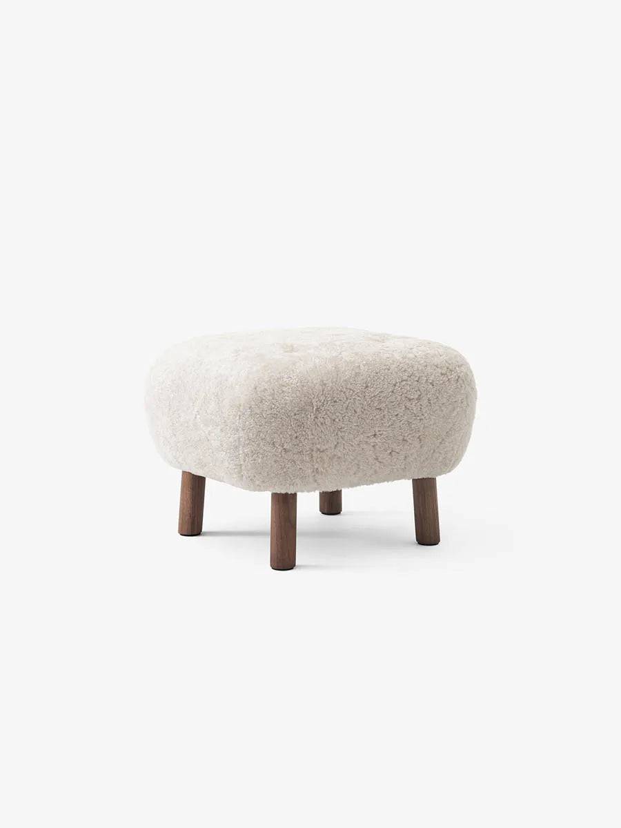 Little Petra Pouf fra &Tradition Sheepskin Moonlight / Valnød - Jacobsen Plus
