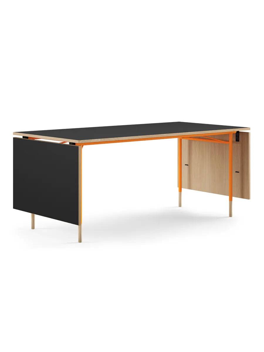 Nyhavn Spisebord af Finn Juhl Orange stel / Eg farveneutral olie - sort linoleum - Jacobsen Plus